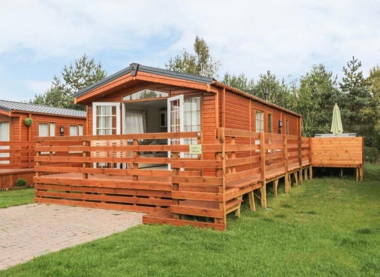 Angie'S Haven, Superb 2 Bedroom Lodge With Hot Tub - Sleeps 6 - Felmoor Park Morpeth Extérieur photo
