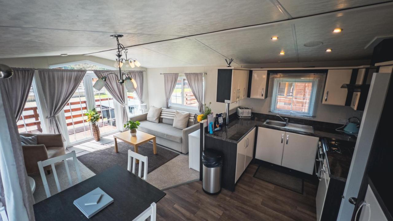 Angie'S Haven, Superb 2 Bedroom Lodge With Hot Tub - Sleeps 6 - Felmoor Park Morpeth Extérieur photo