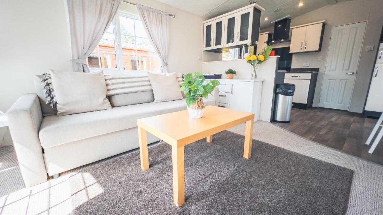 Angie'S Haven, Superb 2 Bedroom Lodge With Hot Tub - Sleeps 6 - Felmoor Park Morpeth Extérieur photo