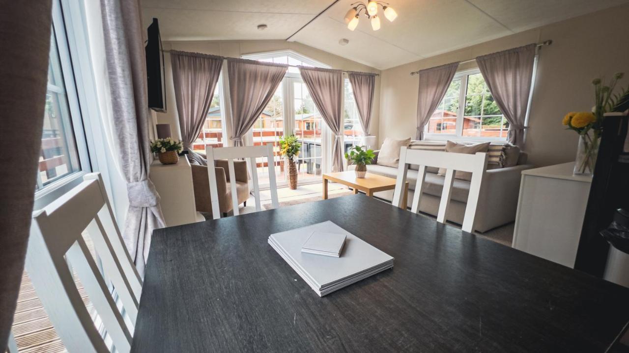 Angie'S Haven, Superb 2 Bedroom Lodge With Hot Tub - Sleeps 6 - Felmoor Park Morpeth Extérieur photo