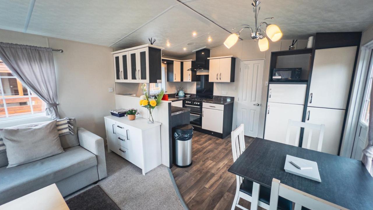 Angie'S Haven, Superb 2 Bedroom Lodge With Hot Tub - Sleeps 6 - Felmoor Park Morpeth Extérieur photo