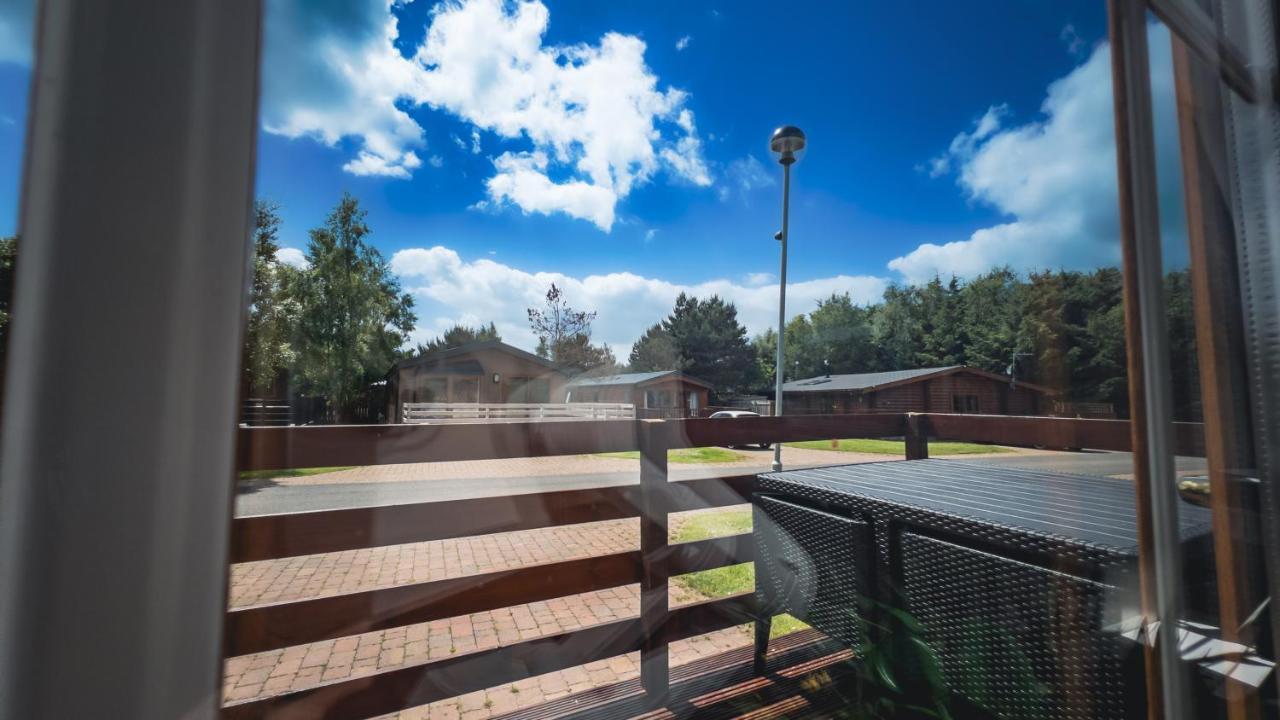 Angie'S Haven, Superb 2 Bedroom Lodge With Hot Tub - Sleeps 6 - Felmoor Park Morpeth Extérieur photo